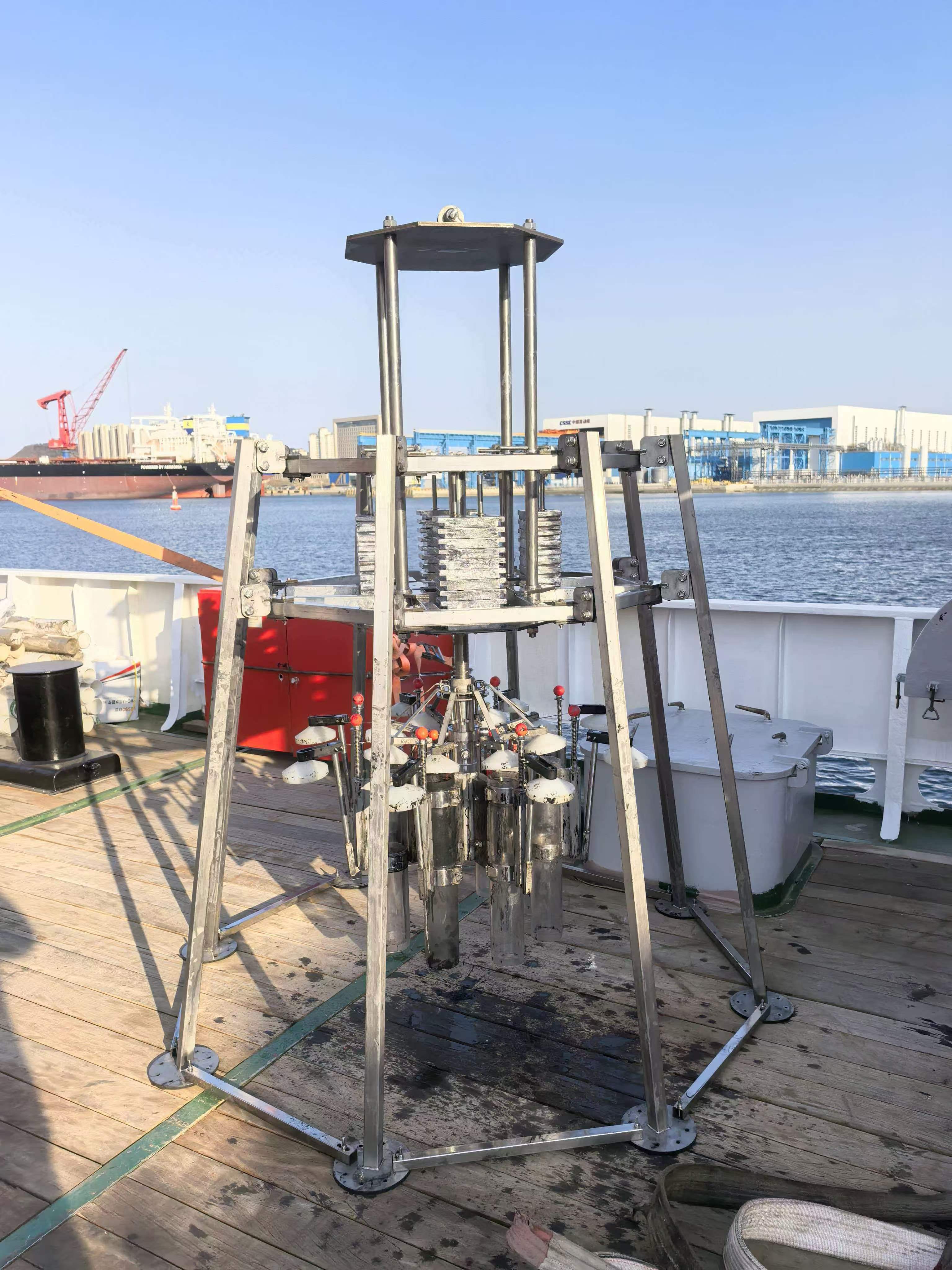 SAM-MUC-610 沉积物多管取样器（码头部署实景）